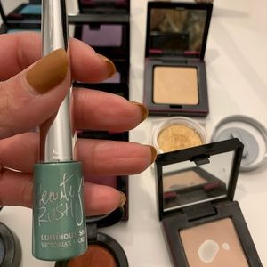 10/$10 Victorias Secret Beauty Rush Luminous Eyeshadow in Emerald City